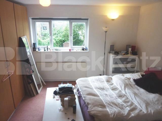 			1 Bedroom, 1 bath, 1 reception Flat			 Albert Street, REGENTS PARK / CAMDEN